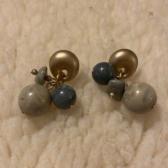 Cute and funky earrings with marble colored round beads and featuring a unique a - Picture 13 of 16